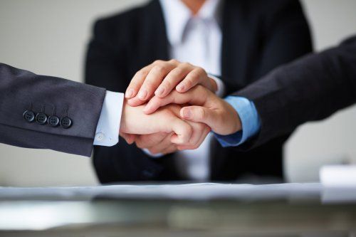 El prestigio y la profesionalidad de Bosch Car Service hace que las principales empresas del sector del leasing y renting, los clubes automovilistas más importantes, las compañías aseguradoras y otras empresas del sector del automóvil confíen el cuidado de sus flotas de vehículos o sus clientes a los talleres Bosch Car Service.
Si es usted socio o cliente de estas empresas, consulte las condiciones especiales que obtendrá en Bosch Car Service.