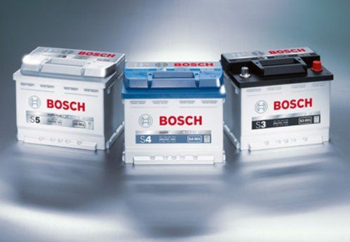 


Bater&iacute;as de coche Bosch: es lo que nos mueve
Los veh&iacute;culos modernos est&aacute;n equipados con todo tipo de nuevas tecnolog&iacute;as, como sistemas de seguridad para la conducci&oacute;n y, por lo tanto, precisan mucha m&aacute;s energ&iacute;a que los coches antiguos. Con tanto desgaste, las fuentes de energ&iacute;a convencionales llegan r&aacute;pidamente a sus l&iacute;mites.&iquest;Sab&iacute;as que ...? 1 de cada 3 aver&iacute;as se debe a que una bater&iacute;a de arranque est&aacute; defectuosa. Los profesionales de los talleres Bosch Car Service saben bien que la alternativa m&aacute;s barata no es siempre la mejor opci&oacute;n. Algunos veh&iacute;culos necesitan bater&iacute;as especiales como los modelos de Start/Stop S5 EFB y S6 AGM de Bosch, que proporcionan mucha m&aacute;s energ&iacute;a incluso despu&eacute;s de numerosos ciclos de carga y en cualquier condici&oacute;n clim&aacute;tica.






Tecnolog&iacute;a de la bater&iacute;a Bosch &ndash; la energ&iacute;a &oacute;ptima para adaptarse a todas las necesidades
En nuestros talleres todo el mundo invierte mucha energ&iacute;a en el trabajo diario para asegurarse de que su coche vuelve a ponerse en marcha lo antes posible. Es por ello que en Bosch Car Service confiamos en la tecnolog&iacute;a innovadora y los est&aacute;ndares de m&aacute;xima calidad ofrecidos por las bater&iacute;as Bosch. Estas bater&iacute;as se han desarrollado espec&iacute;ficamente para satisfacer los requisitos de los diferentes tipos de veh&iacute;culo y para garantizar que tu coche siempre disponga de mucha energ&iacute;a, adem&aacute;s del nivel m&aacute;s alto posible de calidad, seguridad y fiabilidad.






Tecnolog&iacute;a S6 con AGM &ndash; para coches con sistemas de arranque/apagado o frenado con recuperaci&oacute;n de energ&iacute;a
La tecnolog&iacute;a AGM (malla de fibra de vidrio absorbente) de Bosch es la mejor disponible en el mercado apta para satisfacer las demandas m&aacute;s exigentes. El n&uacute;mero creciente de dispositivos el&eacute;ctricos en veh&iacute;culos modernos significa no s&oacute;lo que se necesita m&aacute;s potencia, sino tambi&eacute;n un almac&eacute;n de energ&iacute;a de gran capacidad. Con la bater&iacute;a S6 AGM, Bosch puede ofrecer la soluci&oacute;n id&oacute;nea en ambas situaciones.Adem&aacute;s en situaciones especialmente complicadas, la bater&iacute;a Bosch S6 puede proporcionar niveles de energ&iacute;a m&aacute;s altos que una bater&iacute;a convencional. Tambi&eacute;n es capaz de almacenar el excedente de energ&iacute;a de frenado para garantizar un suministro de energ&iacute;a constante a los equipos electr&oacute;nicos del coche.
Las ventajas de un vistazo:
&nbsp;

Mayor vida &uacute;til y estabilidad del ciclo hasta 4 veces mayor en comparaci&oacute;n con las bater&iacute;as de arranque convencionales
Potencia constante tambi&eacute;n en recorridos cortos, tr&aacute;fico con paradas y arranques frecuentes o consumo elevado con el veh&iacute;culo parado
Toma de carga y potencia de arranque excepcionales con gran n&uacute;mero de consumidores el&eacute;ctricos
Montaje posible en cualquier situaci&oacute;n; muy segura contra el derramamiento y sin ning&uacute;n tipo de mantenimiento

&nbsp;






S5 con tecnolog&iacute;a EFB &ndash; para coches con sistema Start/Stop
La S5 con tecnolog&iacute;a EFB satisface todas las exigencias que se sit&uacute;an entre las bater&iacute;as de arranque convencionales y las S6 con tecnolog&iacute;a AGM. Es especialmente adecuada para veh&iacute;culos con sistema Start/Stop y constituye una fuente de energ&iacute;a fiable incluso cuando hay conectados una gran cantidad de consumidores el&eacute;ctricos. Gracias a su elevada estabilidad del ciclo siempre puede proporcionar energ&iacute;a suficiente, incluso en las condiciones clim&aacute;ticas m&aacute;s adversas: el veh&iacute;culo arranca en todo momento.
Las ventajas de un vistazo:
&nbsp;

Mayor vida &uacute;til y estabilidad del ciclo doble en comparaci&oacute;n con las bater&iacute;as de arranque convencionales
Arranque seguro tambi&eacute;n a temperaturas extremas y con gran cantidad de consumidores el&eacute;ctricos
Toma de carga especialmente buena y elevada estabilidad en recorridos cortos
Sin ning&uacute;n tipo de mantenimiento y segura contra el vuelco y el derrame hasta 55&deg;

&nbsp;






S5 / S4 / S3 con tecnolog&iacute;a PowerFrame&reg;: potencia de arranque &oacute;ptima para todos los turismos
Para coches m&aacute;s antiguos con ventanillas de apertura manual, una fuente de energ&iacute;a est&aacute;ndar es perfectamente adecuada. Pero tambi&eacute;n para ellos es mejor optar por la calidad Bosch. Bosch con las bater&iacute;as S3, S4 y S5 ofrece tres l&iacute;neas de productos a medida para diferentes necesidades y tipos de veh&iacute;culos. La tecnolog&iacute;a PowerFrame&reg; no solo permite una carga y descarga r&aacute;pida de baja resistencia, sino que permite lograr una vida &uacute;til mucho m&aacute;s larga, una mayor capacidad y un arranque en fr&iacute;o excepcional.
Las ventajas de un vistazo:
&nbsp;

M&aacute;xima seguridad en cualquier posici&oacute;n gracias a su protecci&oacute;n doble contra el retroceso de chispa
Sin derrame de &aacute;cido gracias a la construcci&oacute;n estanca de la tapa de la bater&iacute;a
Montaje sencillo y de f&aacute;cil transporte gracias a su masa de agarre ergon&oacute;mica
100 % libre de mantenimiento

&nbsp;






Los cargadores de bater&iacute;as compactos C3 y C7: potencia total con solo pulsar un bot&oacute;n
Con temperaturas invernales tu veh&iacute;culo necesita m&aacute;s energ&iacute;a el&eacute;ctrica que en el caso de temperaturas sobre cero, ya que arrancar en fr&iacute;o sobrecarga en buena medida la bater&iacute;a de arranque. Si es necesario abastecer de forma adicional muchas funciones de confort y la bater&iacute;a est&aacute; sometida a un esfuerzo especial debido a muchos trayectos cortos, es importante pensar en recargarla oportunamente. Sencillamente hay que conectar un cargador C3 o C7 de Bosch a la bater&iacute;a del coche e iniciar el proceso de carga. Los dos modelos permiten una carga segura y sencilla mediante un &uacute;nico bot&oacute;n.
&nbsp;
Con el C3 se puede cargar de forma segura, r&aacute;pida y autom&aacute;tica las bater&iacute;as m&aacute;s peque&ntilde;as de turismos, ciclomotores, motocicletas y scooter, mientras que el modelo C7 carga tambi&eacute;n bater&iacute;as de arranque sometidas a mucho esfuerzo como furgonetas, caravanas y motos. Con la intensidad de corriente 7A, es una soluci&oacute;n ideal para bater&iacute;as grandes de 12 o 24 V.
&nbsp;
Las ventajas de un vistazo:
&nbsp;

Para todos los tipos de bater&iacute;as con tecnolog&iacute;a de plomo y &aacute;cido: carga sencilla y mantenimiento de la tensi&oacute;n
Controla t&uacute; mismo la bater&iacute;a gracias a este concepto innovador de seguridad
La funci&oacute;n de memoria almacena la &uacute;ltima configuraci&oacute;n del aparato
Protecci&oacute;n contra el polvo y salpicaduras (IP 65)
Manejo ergon&oacute;mico y especialmente sencillo

&nbsp;






Accesorios de Bosch: todo para la comprobaci&oacute;n y el cambio de la bater&iacute;a
Bosch Car Service dispone de una amplia gama de accesorios Bosch de primera clase para ayudarte a conectar, sustituir o comprobar la bater&iacute;a de tu coche de manera c&oacute;moda y profesional. Nuestros especialistas tambi&eacute;n estar&aacute;n encantados de hacerlo por ti.






Recomendamos la comprobaci&oacute;n de la bater&iacute;a en un Bosch Car Service


Los especialistas de nuestros talleres de automoci&oacute;n pueden comprobar la bater&iacute;a de tu veh&iacute;culo con regularidad y sustituirla si es preciso. Las ventajas son evidentes: es mucho mejor pasar unos minutos con nosotros que tener que esperar en el arc&eacute;n a que llegue el servicio de aver&iacute;as.




